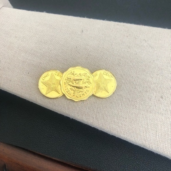 Vintage Jewelry - Vintage Gold Tone Coin Brooch